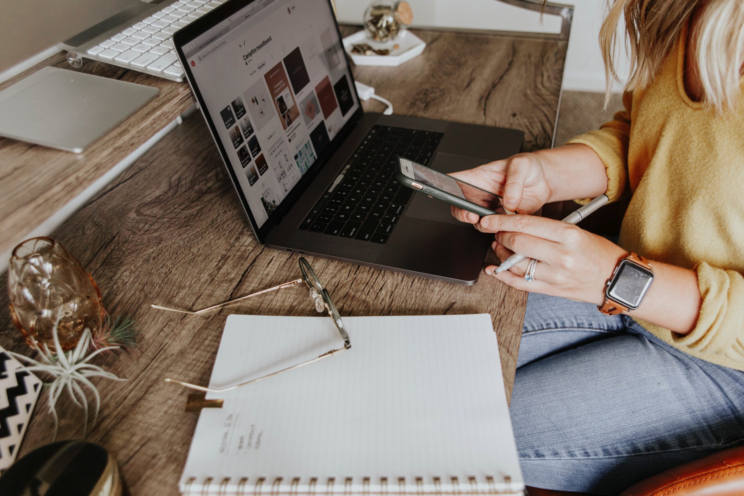 virtual assistant working